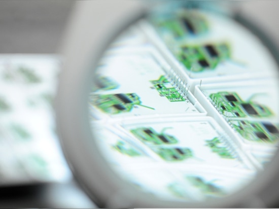 Vitesse et précision dans l'assemblage CMS de Micro-Hybrid