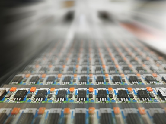 Vitesse et précision dans l'assemblage CMS de Micro-Hybrid