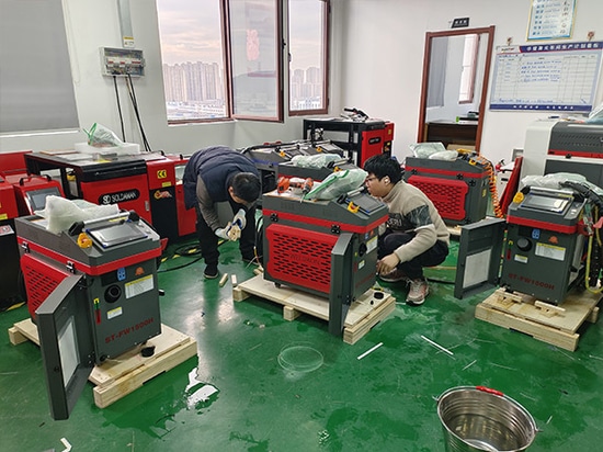 SUNTOP livre avec succès 8 machines de soudage laser portables de 1500 W personnalisées à un client espagnol