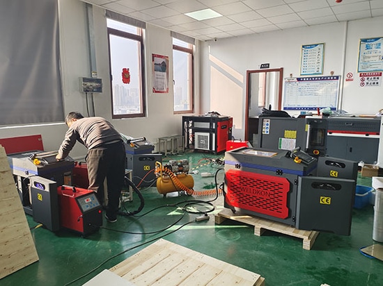 Quatre soudeuses laser portatives personnalisées de 2000 W expédiées à un client espagnol