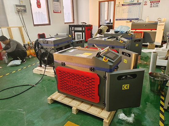 Quatre soudeuses laser portatives personnalisées de 2000 W expédiées à un client espagnol