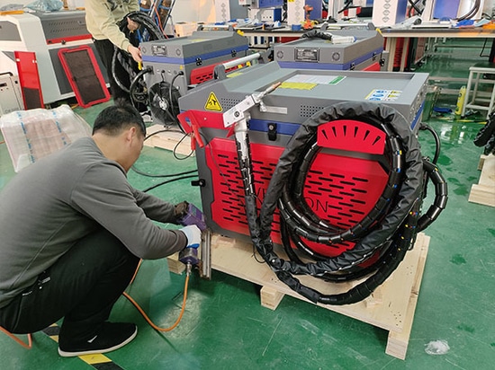 Quatre soudeuses laser portatives personnalisées de 2000 W expédiées à un client espagnol