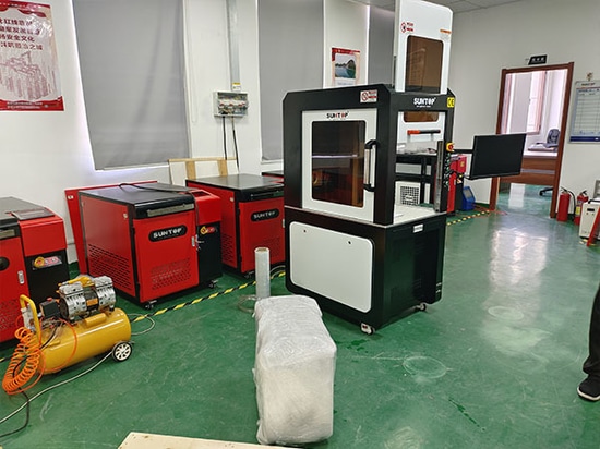 Machine de marquage laser UV personnalisée pour un client espagnol expédiée : équipée de deux pédales et de portes latérales coulissantes