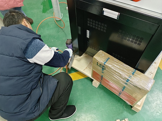 Machine de marquage laser UV personnalisée pour un client espagnol expédiée : équipée de deux pédales et de portes latérales coulissantes