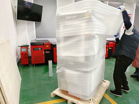 Machine de marquage laser UV personnalisée pour un client espagnol expédiée : équipée de deux pédales et de portes latérales coulissantes