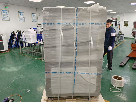 Machine de marquage laser UV personnalisée pour un client espagnol expédiée : équipée de deux pédales et de portes latérales coulissantes