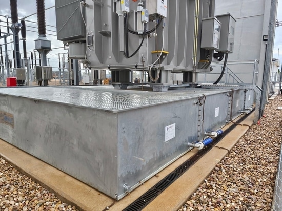 Zoom sur un bac modulaire sous transformateur avec couverture anti-feu caillebottis de Sanergrid  et filtrations des eaux de pluie SPI