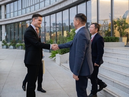 S.E. M. Máté Pesti, ambassadeur extraordinaire et plénipotentiaire de Hongrie en République populaire de Chine, visite Cubic Sensor and Instrument CO, Ltd.