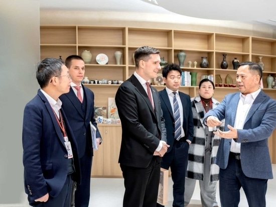 S.E. M. Máté Pesti, ambassadeur extraordinaire et plénipotentiaire de Hongrie en République populaire de Chine, visite Cubic Sensor and Instrument CO, Ltd.