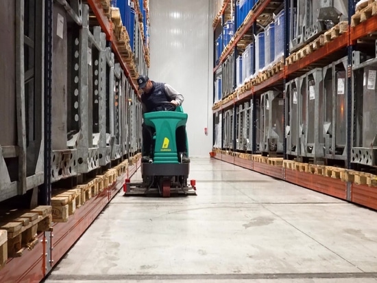 Nettoyage professionnel d'entrepôts de stockage : F.lli Sabbini choisit les balayeuses et autolaveuses industrielles Eureka