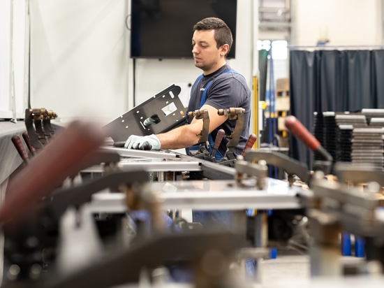 STADLER ACCROÎT SON EFFICACITÉ GRÂCE À UN SYSTÈME DE SOUDAGE ROBOTISÉ PANASONIC