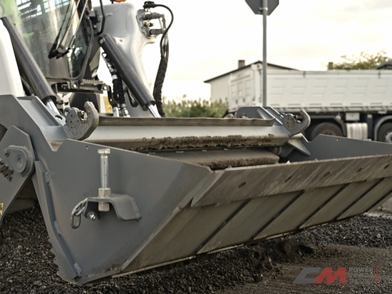 Du chantier à la route : l’histoire du godet balayeur CBS MK