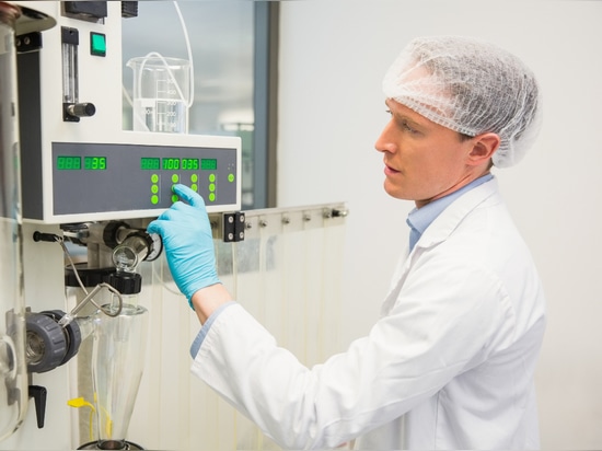 La surveillance des conditions permet un contrôle précis dans la production pharmaceutique.