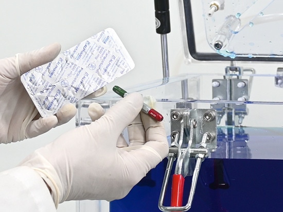 La pressurisation externe de CDV Pharma, qui augmente considérablement la sensibilité en forçant activement le colorant à pénétrer dans les défauts potentiels.