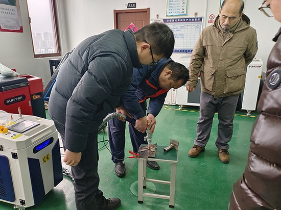 Un client visite les installations de SUNTOP pour assister à une démonstration de machines de soudage laser et les essayer