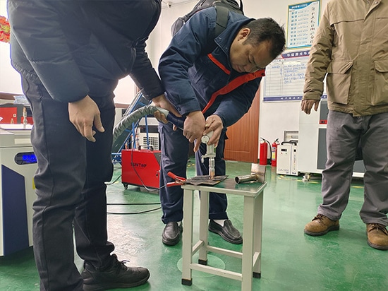 Un client visite les installations de SUNTOP pour assister à une démonstration de machines de soudage laser et les essayer