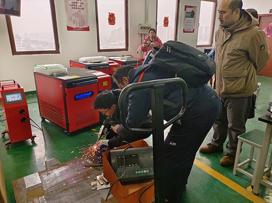 Un client visite les installations de SUNTOP pour assister à une démonstration de machines de soudage laser et les essayer