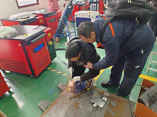 Un client visite les installations de SUNTOP pour assister à une démonstration de machines de soudage laser et les essayer
