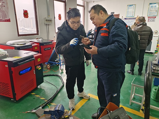 Un client visite les installations de SUNTOP pour assister à une démonstration de machines de soudage laser et les essayer