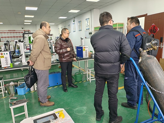 Un client visite les installations de SUNTOP pour assister à une démonstration de machines de soudage laser et les essayer