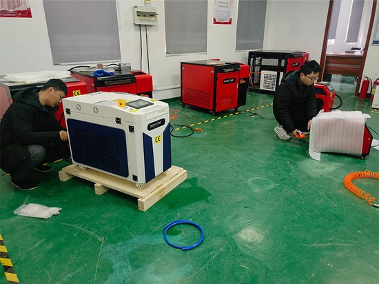 Expédition réussie d'un poste à souder laser portable 5 en 1 de 1500 W à un client italien