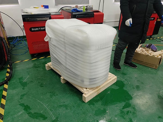 Expédition réussie d'un poste à souder laser portable 5 en 1 de 1500 W à un client italien