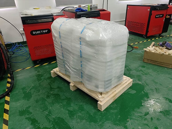Expédition réussie d'un poste à souder laser portable 5 en 1 de 1500 W à un client italien