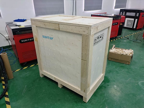 Expédition réussie d'un poste à souder laser portable 5 en 1 de 1500 W à un client italien