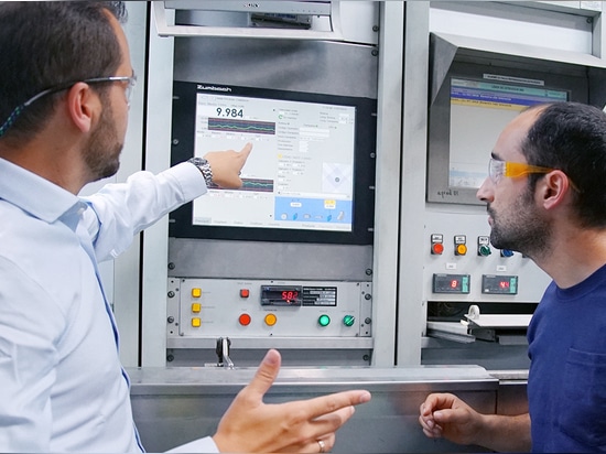 Nos techniciens de service vous offrent une assistance en personne ou virtuelle.