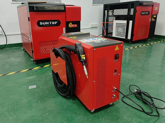 SUNTOP livre une machine de soudage laser portable intégrée refroidie par air personnalisée en Espagne