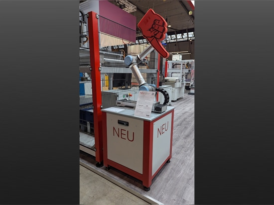 Grâce au septième axe, un robot peut étendre son espace de travail de manière flexible, même sans armoire de commande séparée.