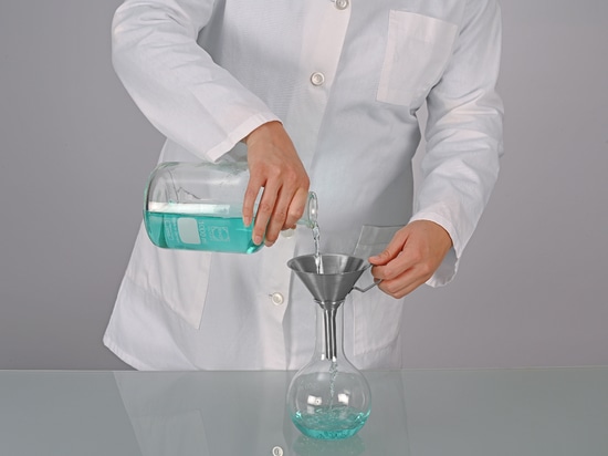 Entonnoir robuste en acier inoxydable pour un remplissage et un transvasement faciles (Bürkle GmbH)