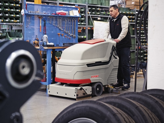 Découvrez les solutions de nettoyage avancées avec les autolaveuses accompagnées Comac : Antea, Versa et Vega