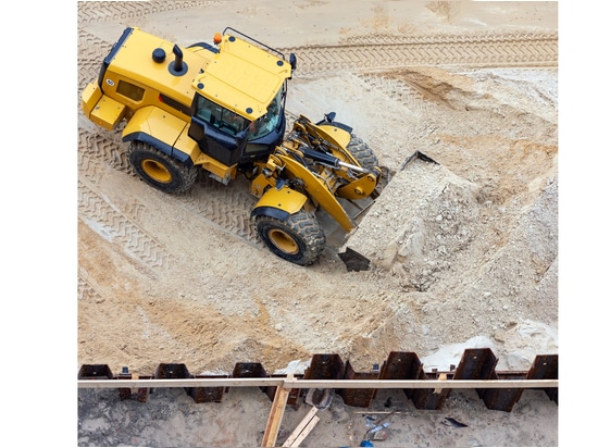 Une pelleteuse sur un chantier de construction