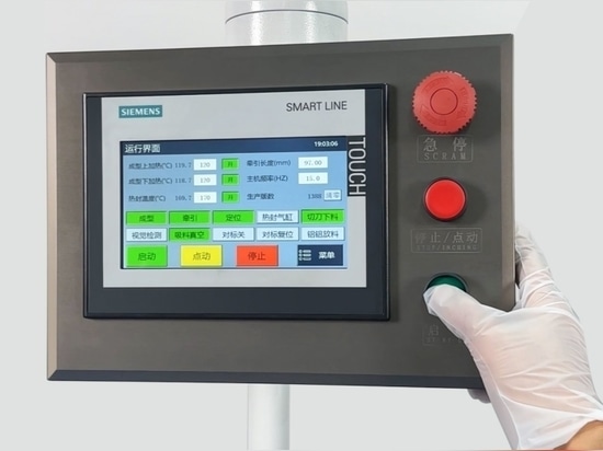Figure 8 Ingénieur utilisant l'écran tactile de l'automate Siemens
