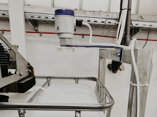 Le niveau de remplissage de l'IBC est détecté de manière non invasive depuis l'extérieur