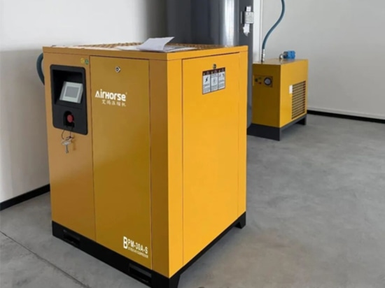 Un compresseur d'air stabilise l'ensemble de la chaîne de production