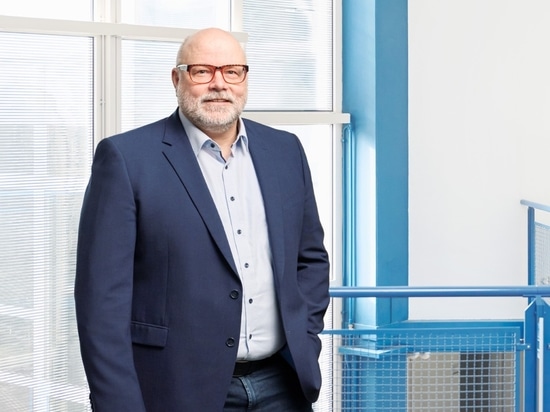 Thomas Ketterer, de la société Pematech GmbH, évoque l'utilisation de la technologie linéaire IEF-Werner dans les chaînes d'essai et d'assemblage. Photo : Pematech GmbH
