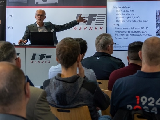 Thomas Hettich – que l'on voit ici en train de faire une présentation lors des « Innovation Days » organisés par IEF-Werner en novembre 2025 – est responsable de la gamme de produits comprenant les...