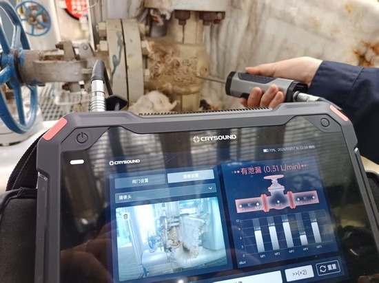 Comment l'échographie par contact permet de détecter une fuite interne au niveau d'une valve