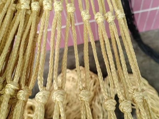 Pourquoi utilise-t-on le tissu en maille de Kevlar pour le renforcement des composites ?