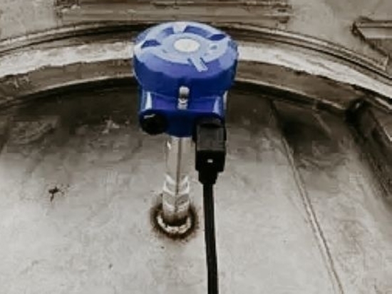 Installé sur le dessus de la citerne du camion – pour une détection précise et sans entretien du niveau maximal, sans faux signaux dus aux éclaboussures de liquide
