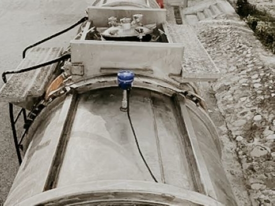 Le détecteur de niveau UWT garantit une détection fiable dans les camions-citernes de produits chimiques