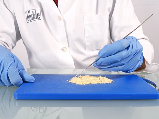Spatule de dosage de précision pour les plus petites quantités d'échantillon : spatule pour micropoudres, de forme angulaire/semi-circulaire, en acier inoxydable (Bürkle GmbH)