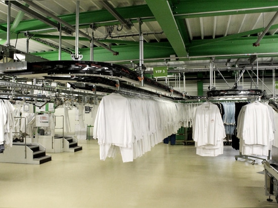 Convoyeur de vêtements sur cintres