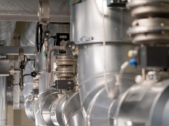 Trois vannes à disque segmentées, montées en cascade pour maintenir la pression d'aspiration, garantissent un fonctionnement optimal de l'installation de récupération de chaleur à raccordement à tr...
