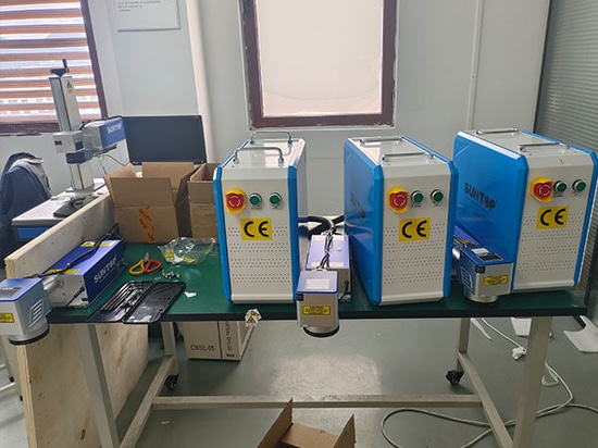 Une machine de marquage laser UV « flying » rigoureusement testée expédiée à un client australien