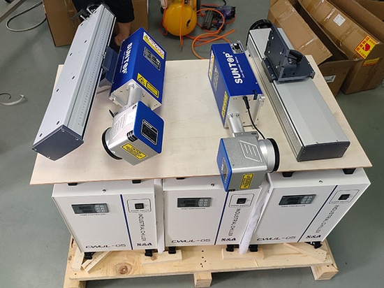 Une machine de marquage laser UV « flying » rigoureusement testée expédiée à un client australien