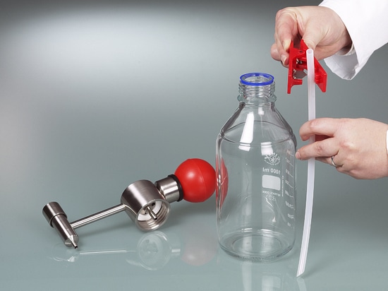 Mini-pompe à solvant : compacte et polyvalente – pour un dosage précis de solvants à partir de petits récipients (Bürkle GmbH)