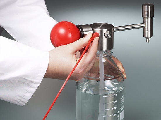 Mini-pompe à solvant : compacte et polyvalente – pour un dosage précis de solvants à partir de petits récipients (Bürkle GmbH)